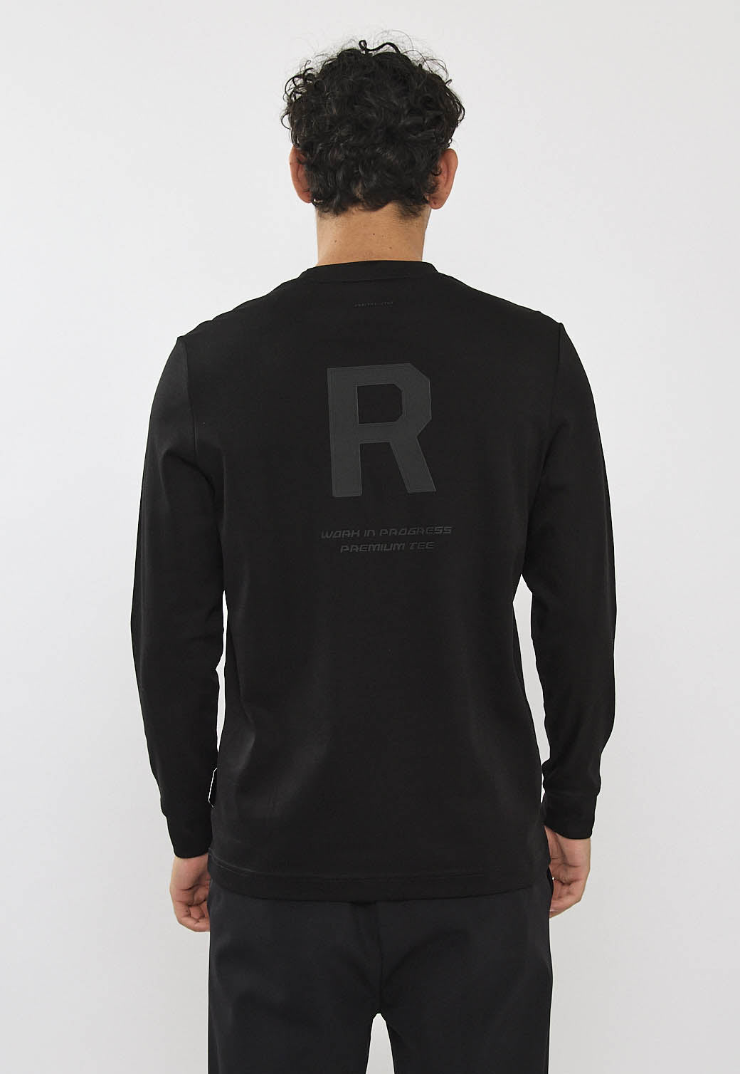 טי-שירט ארוכה לגברים בצבע שחור