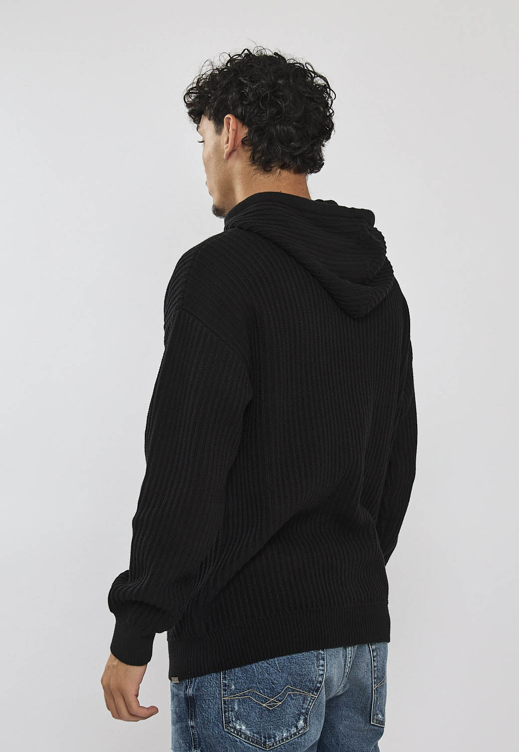 קפוצ'ון סריג לגברים בצבע שחור