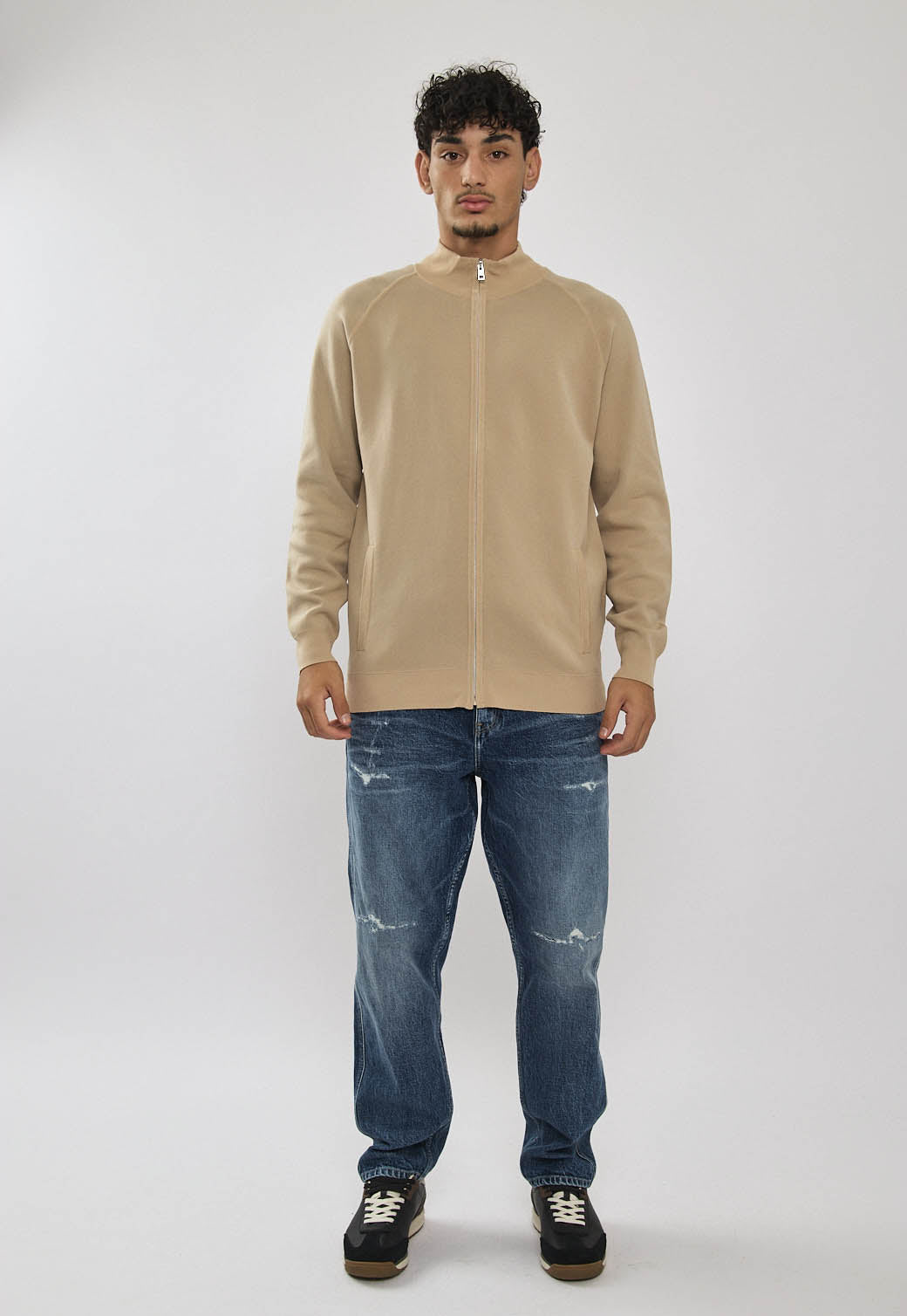 ג׳קט סרוג לגברים בצבע בז' עם רוכסן קדמי