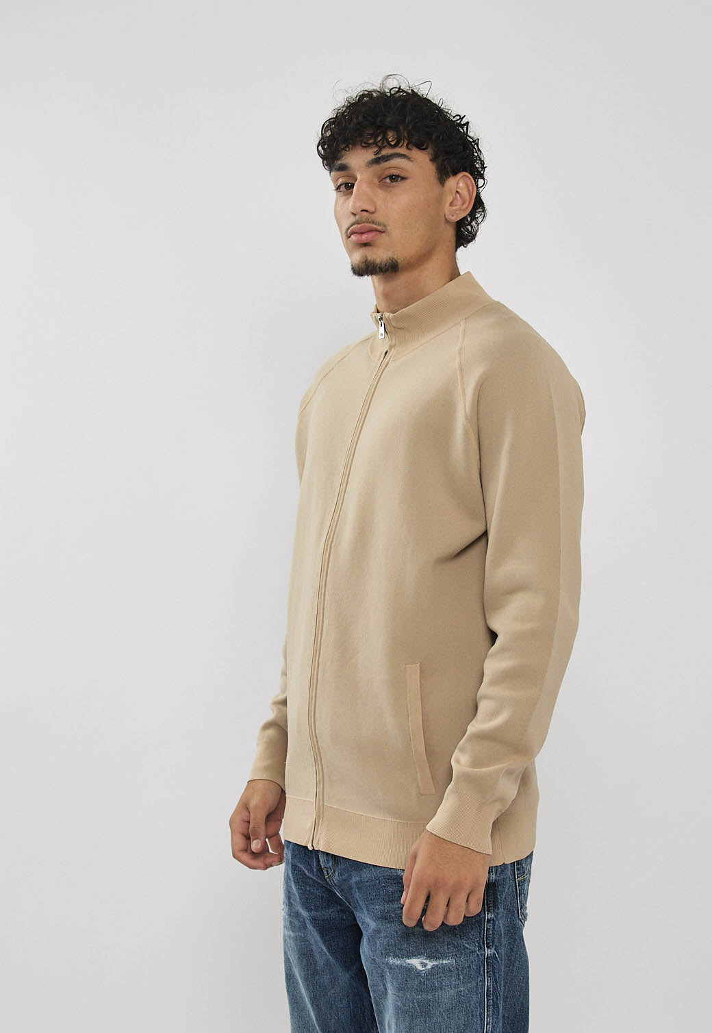 ג׳קט סרוג לגברים בצבע בז' עם רוכסן קדמי