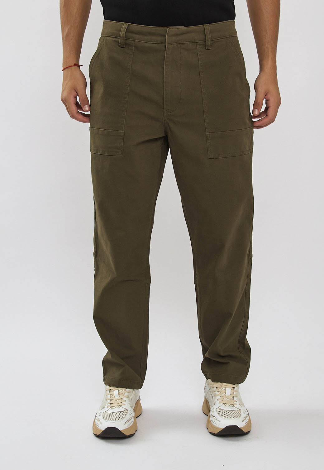 מכנסי טוויל לגברים בצבע ירוק זית עם כיסי פאץ'