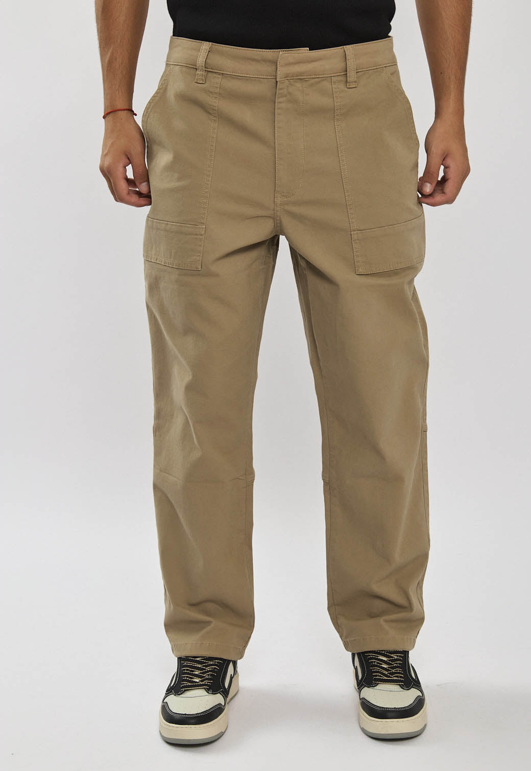 מכנסיים לגברים בצבע קאמל מבד טוויל עם כיסים קדמיים גדולים.