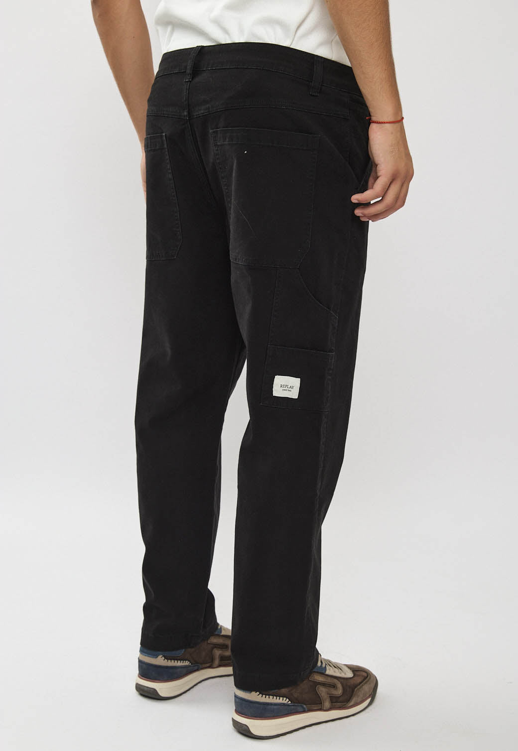 מכנסי טוויל לגברים בצבע שחור עם לוגו