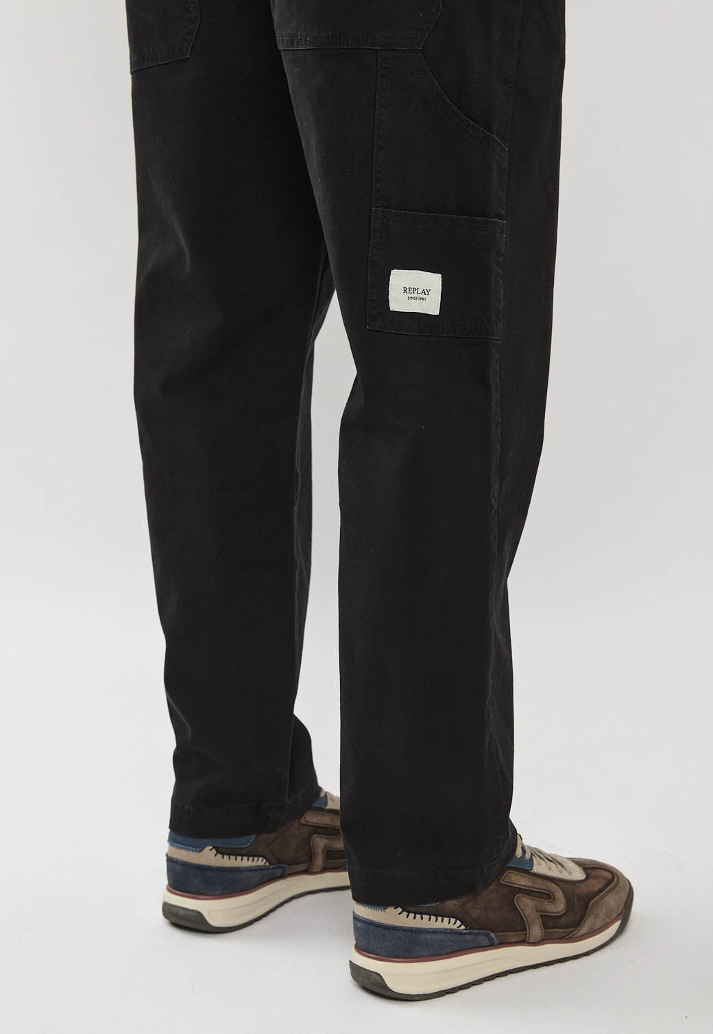 מכנסי טוויל לגברים בצבע שחור עם לוגו