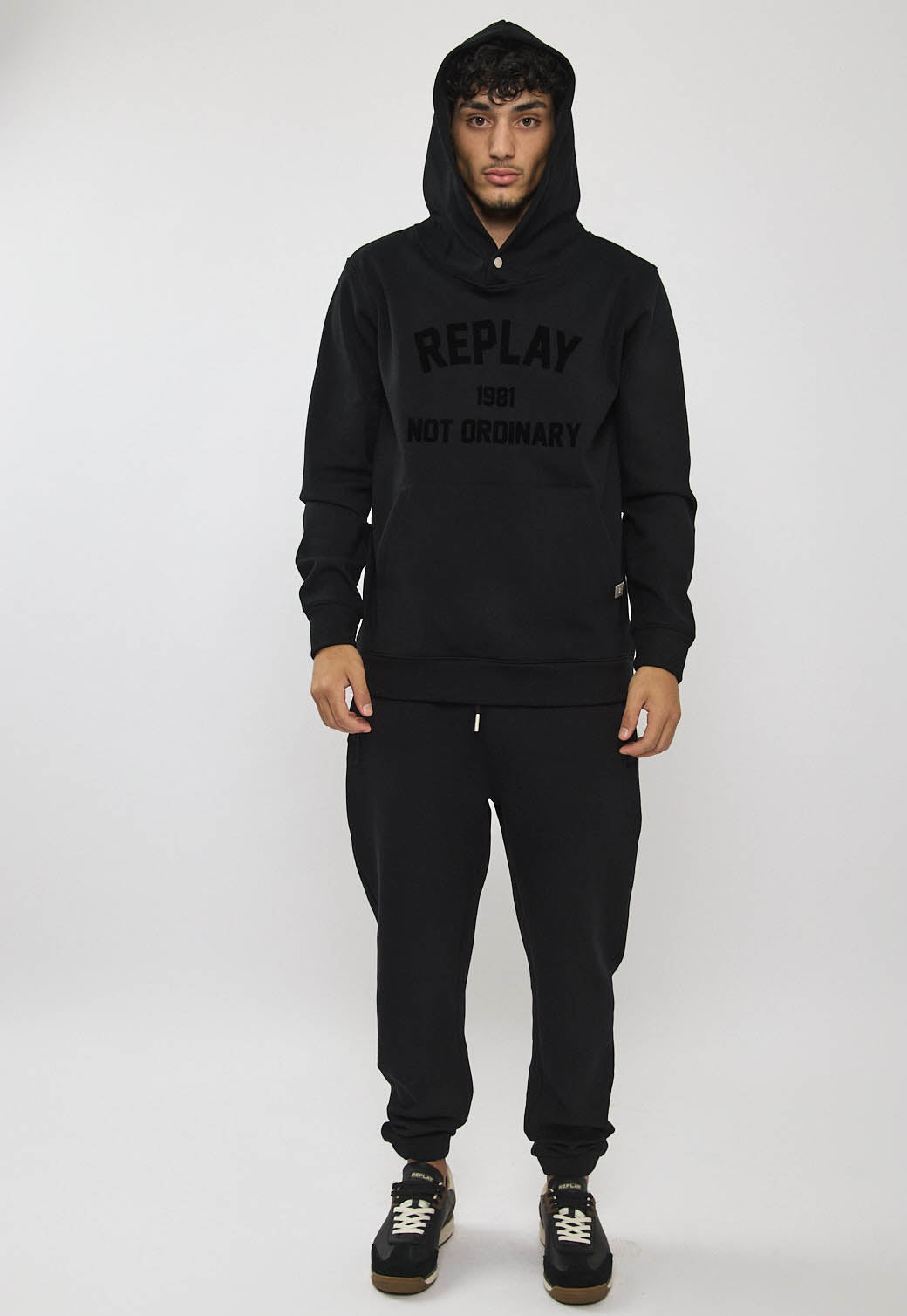 מכנסי טרנינג לגברים בצבע שחור