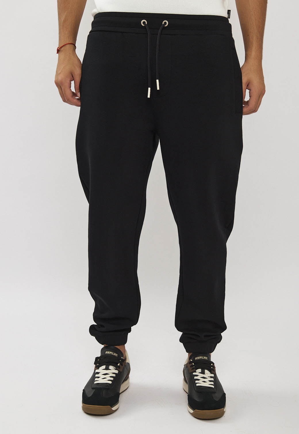 מכנסי טרנינג לגברים בצבע שחור