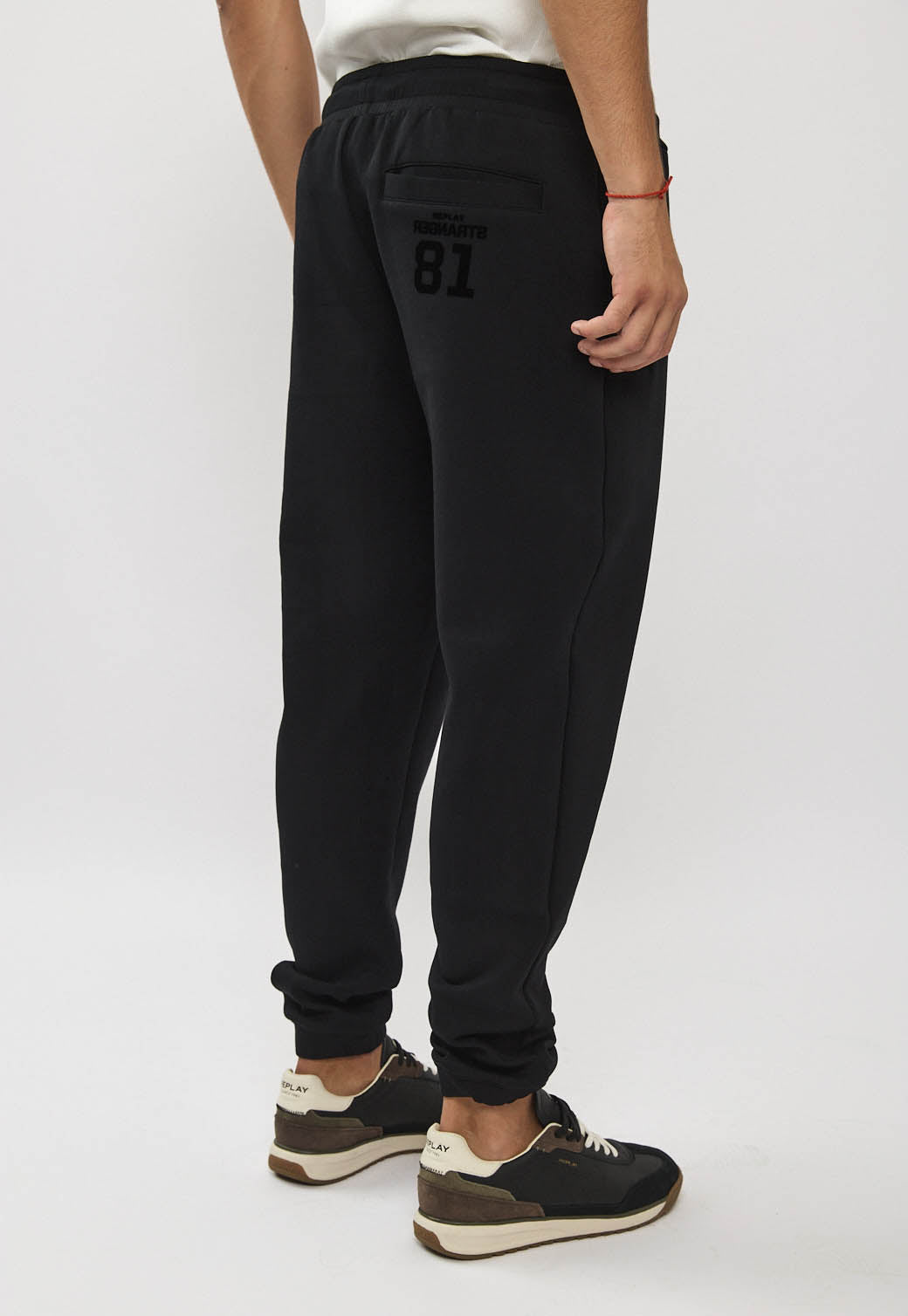 מכנסי טרנינג לגברים בצבע שחור