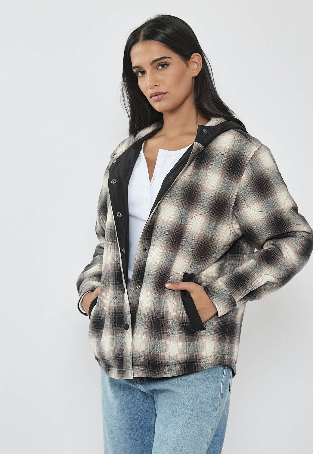 ג'קט פלאנל דו־צדדי שחור חלק ⇆ פלאנל משובץ