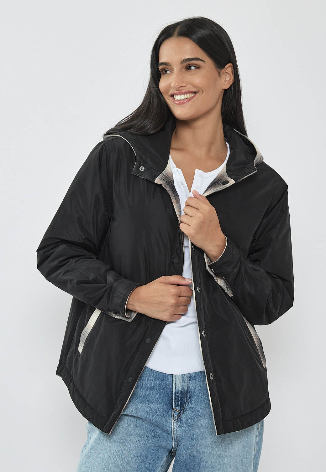 ג'קט פלאנל דו־צדדי שחור חלק ⇆ פלאנל משובץ