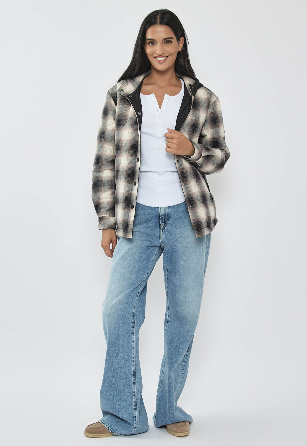 ג'קט פלאנל דו־צדדי שחור חלק ⇆ פלאנל משובץ