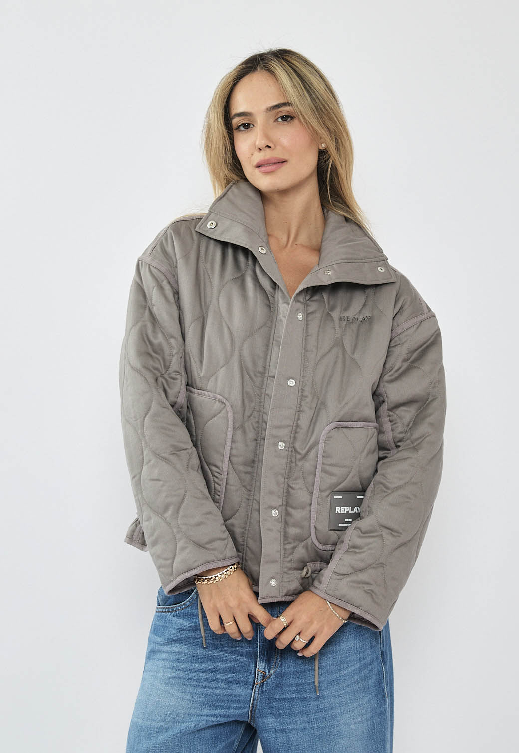 מעיל קווילט לנשים בצבע אפור