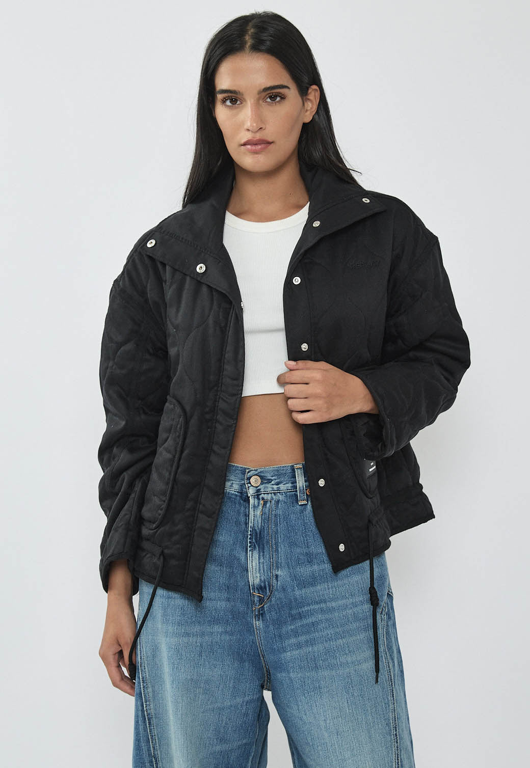 מעיל קווילט לנשים בצבע שחור עם רוכסן וכפתורי לחיצה