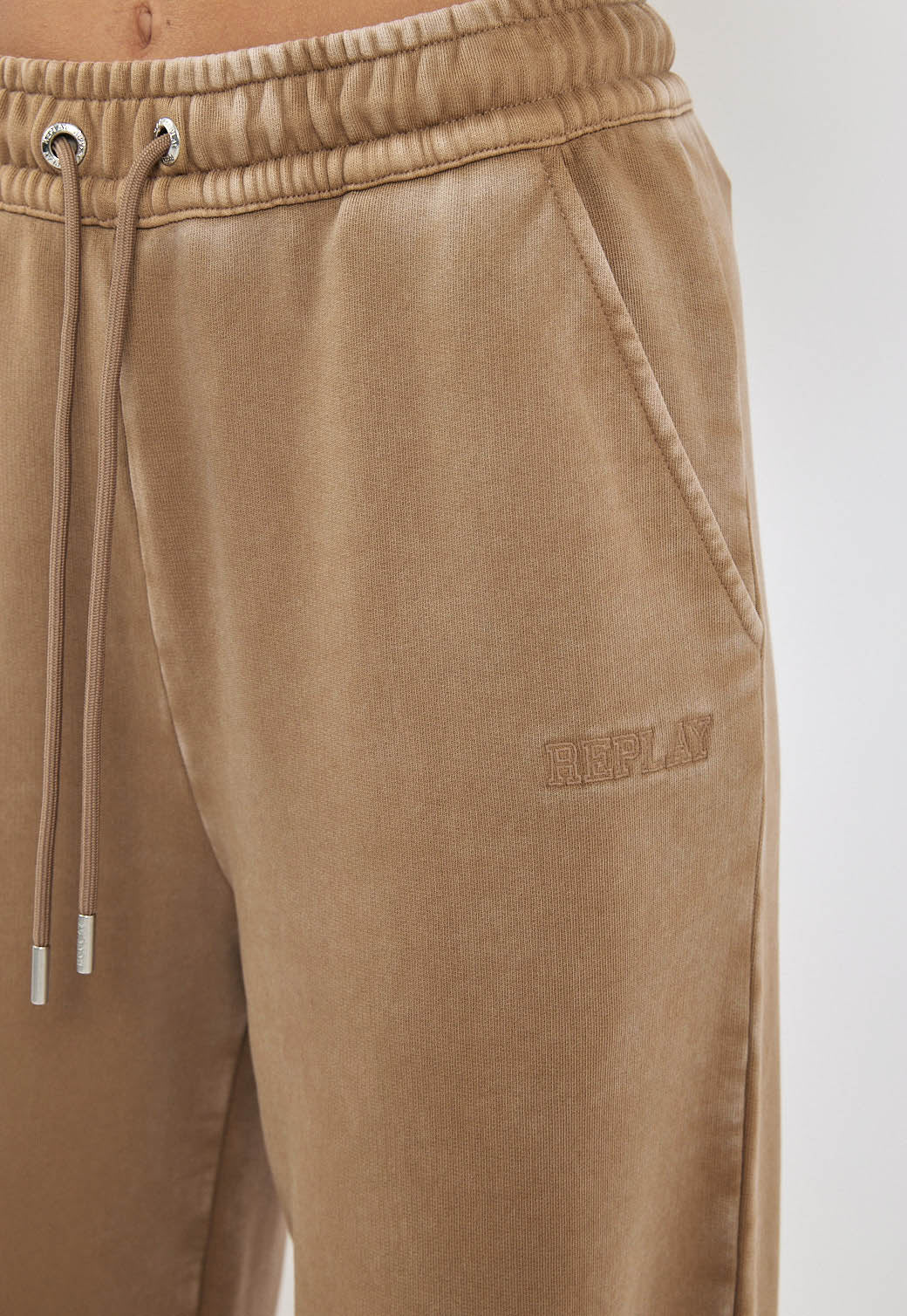 מכנסי טרנינג רחבים לנשים בצבע חום עם שרוך