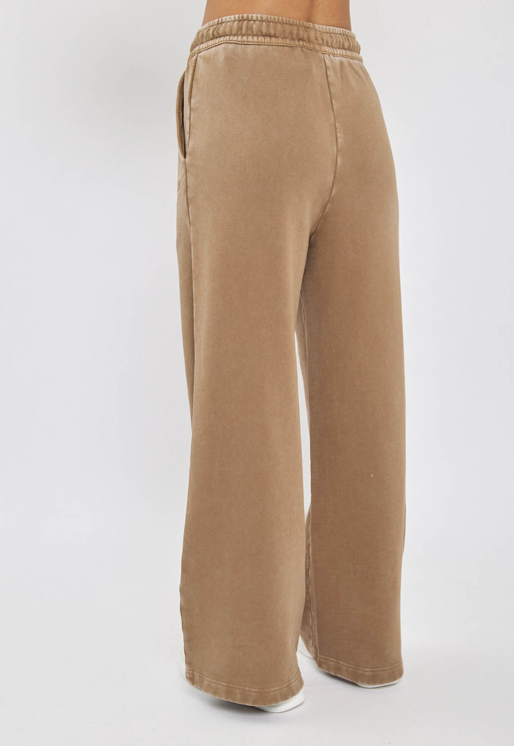 מכנסי טרנינג רחבים לנשים בצבע חום עם שרוך