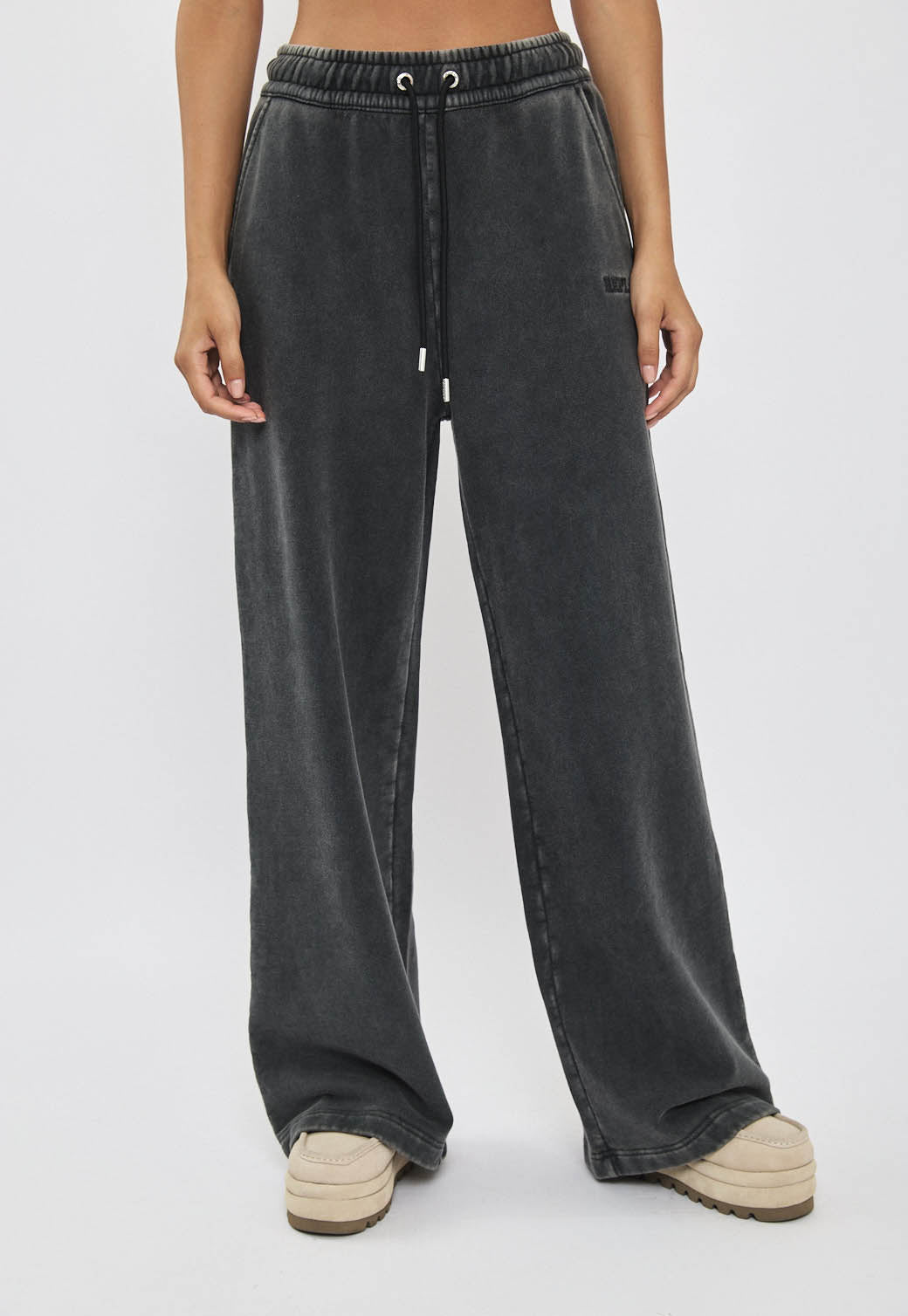 מכנסי טרנינג רחבים לנשים בצבע שחור