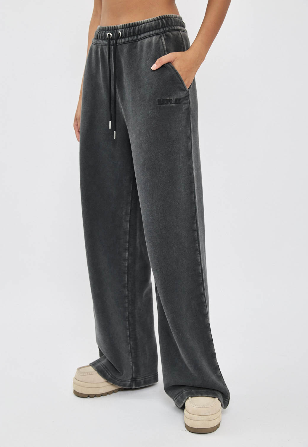 מכנסי טרנינג רחבים לנשים בצבע שחור