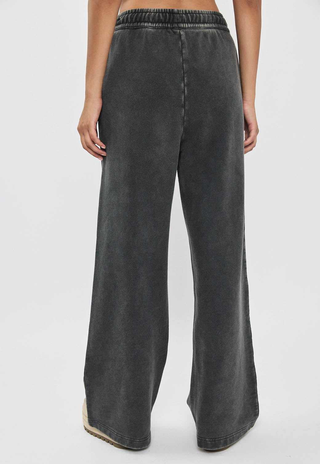 מכנסי טרנינג רחבים לנשים בצבע שחור