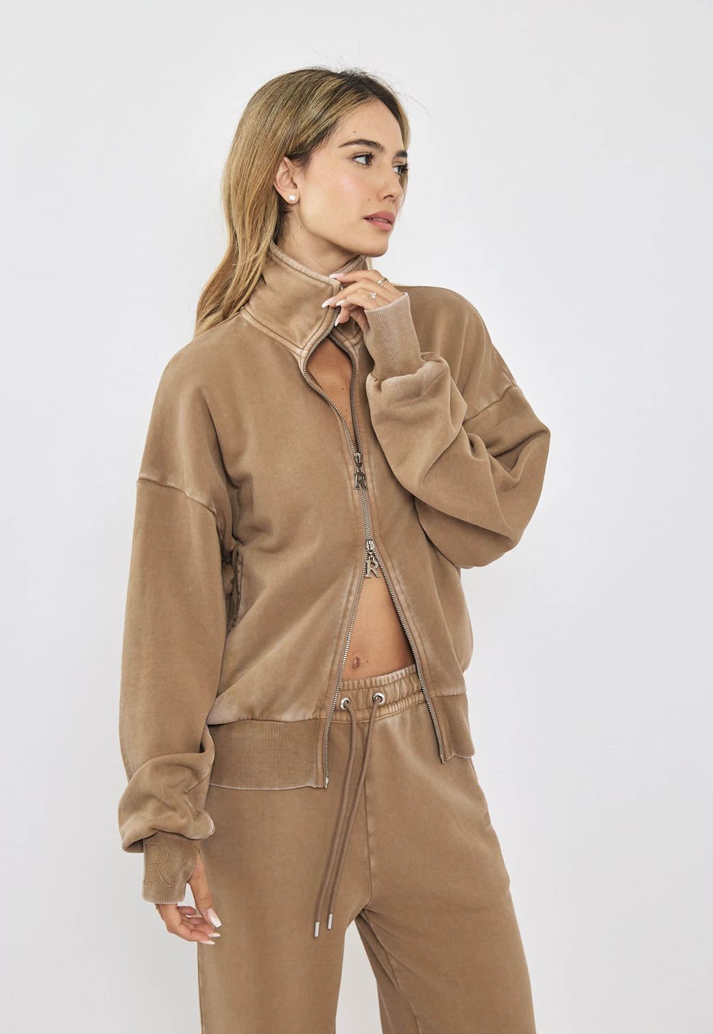 סווטשירט לנשים בצבע חום עם רוכסן