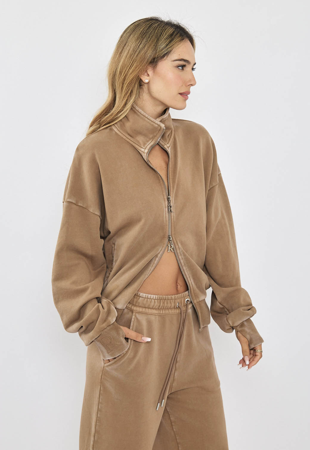 סווטשירט לנשים בצבע חום עם רוכסן