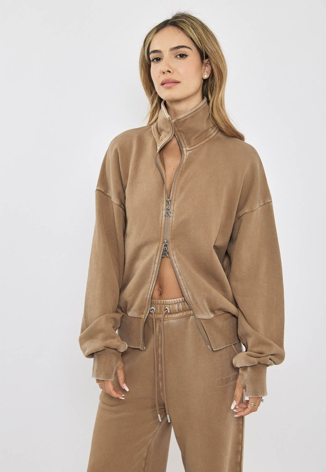 סווטשירט לנשים בצבע חום עם רוכסן