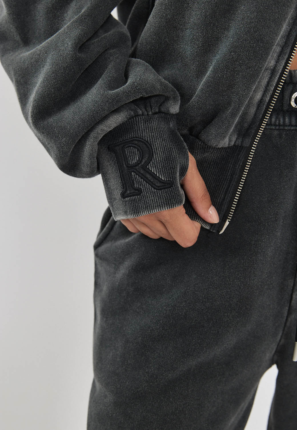 סווטשירט לנשים בצבע שחור עם רוכסן