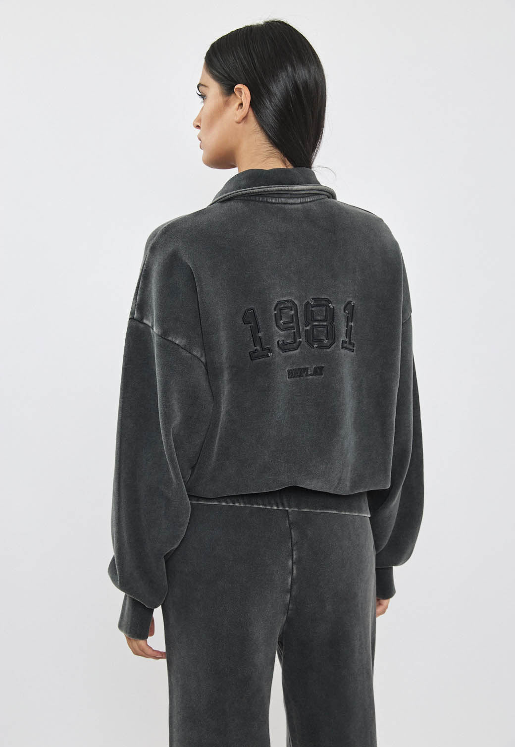 סווטשירט לנשים בצבע שחור עם רוכסן