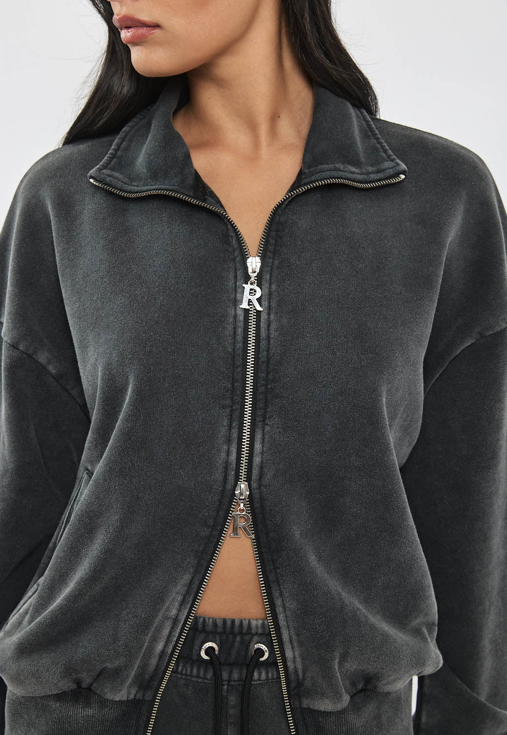 סווטשירט לנשים בצבע שחור עם רוכסן