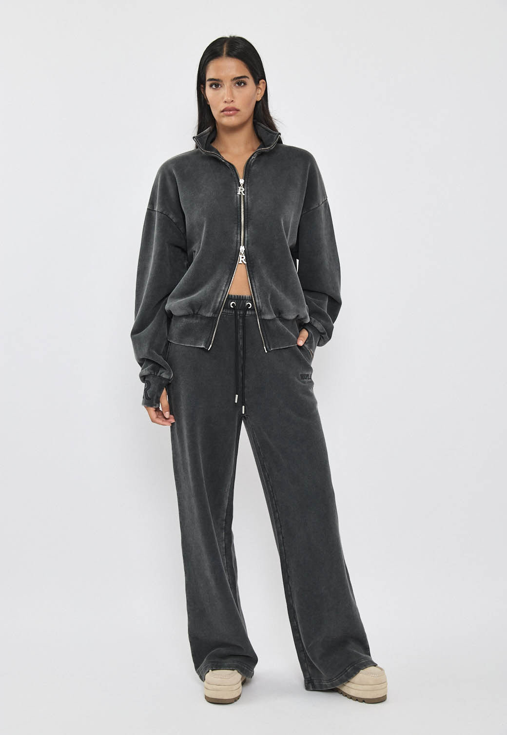 סווטשירט לנשים בצבע שחור עם רוכסן