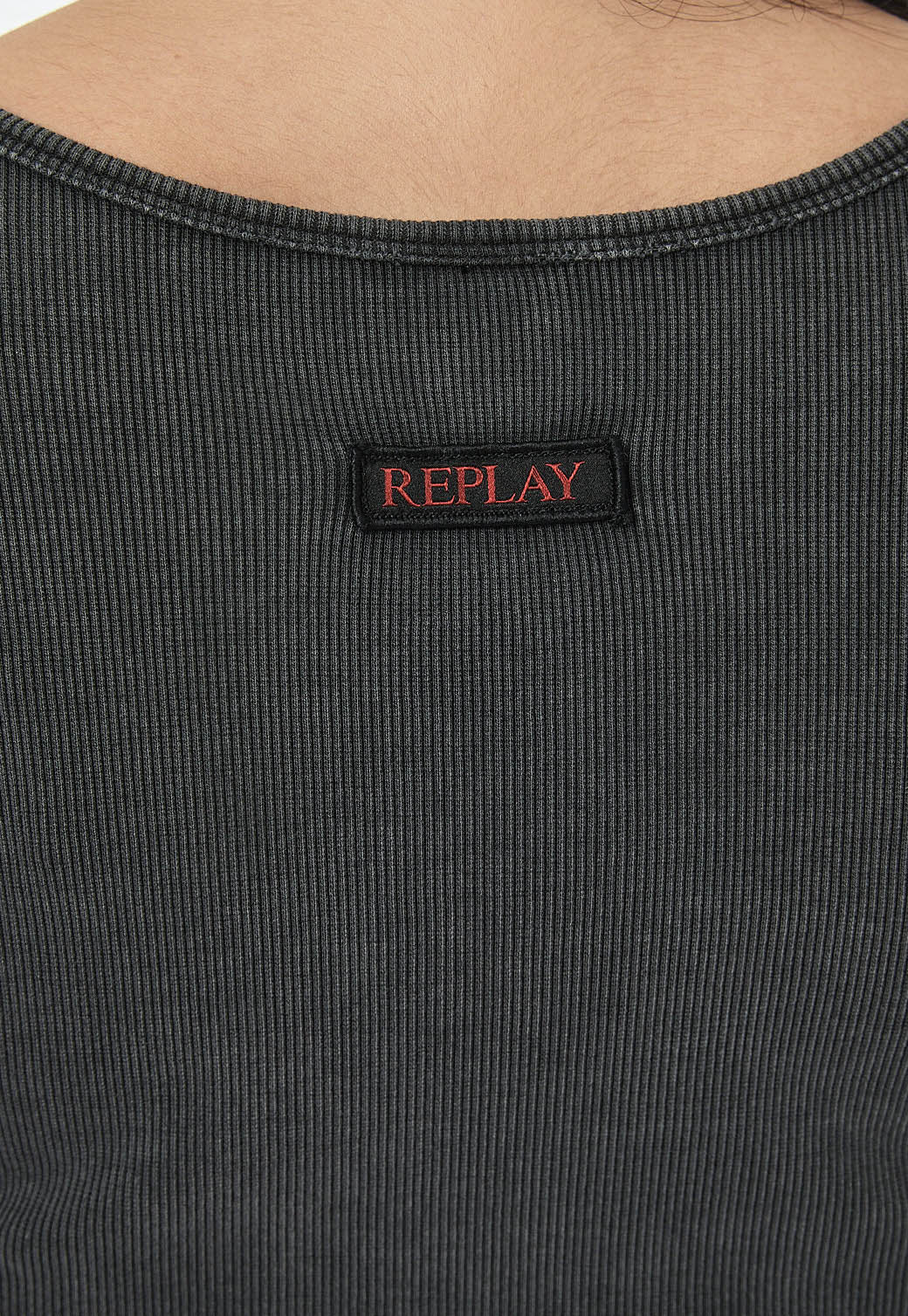 בודיסוט לנשים בצבע שחור עם מפתח טיפה ולוגו מתכתי