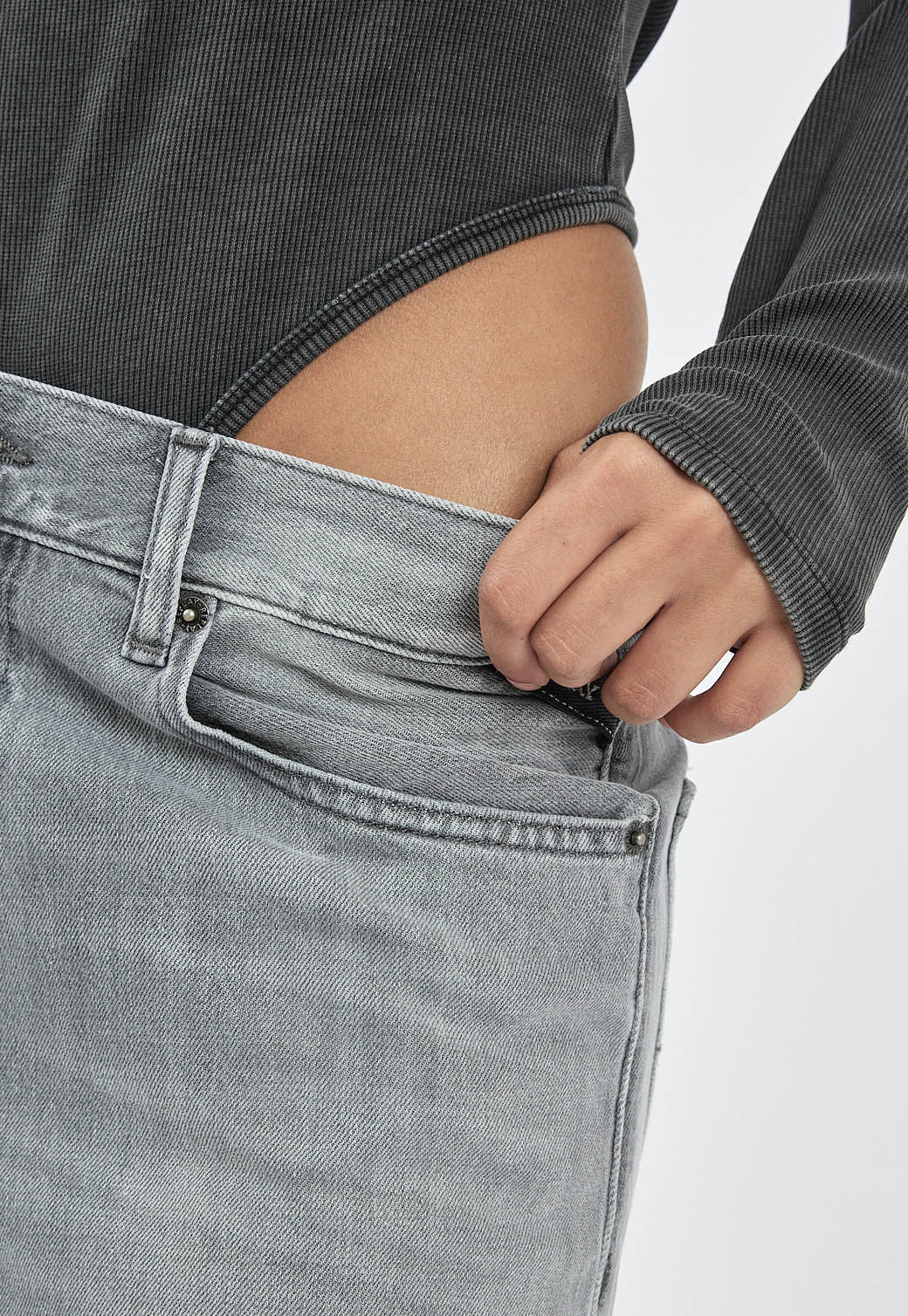 בודיסוט לנשים בצבע שחור עם מפתח טיפה ולוגו מתכתי