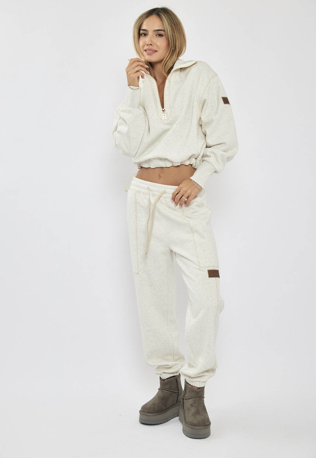 מכנסי טרנינג לנשים בצבע קרם עם לוגו