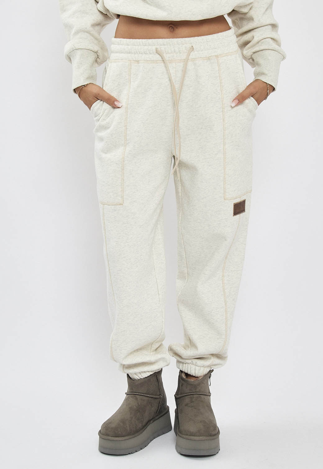 מכנסי טרנינג לנשים בצבע קרם עם לוגו