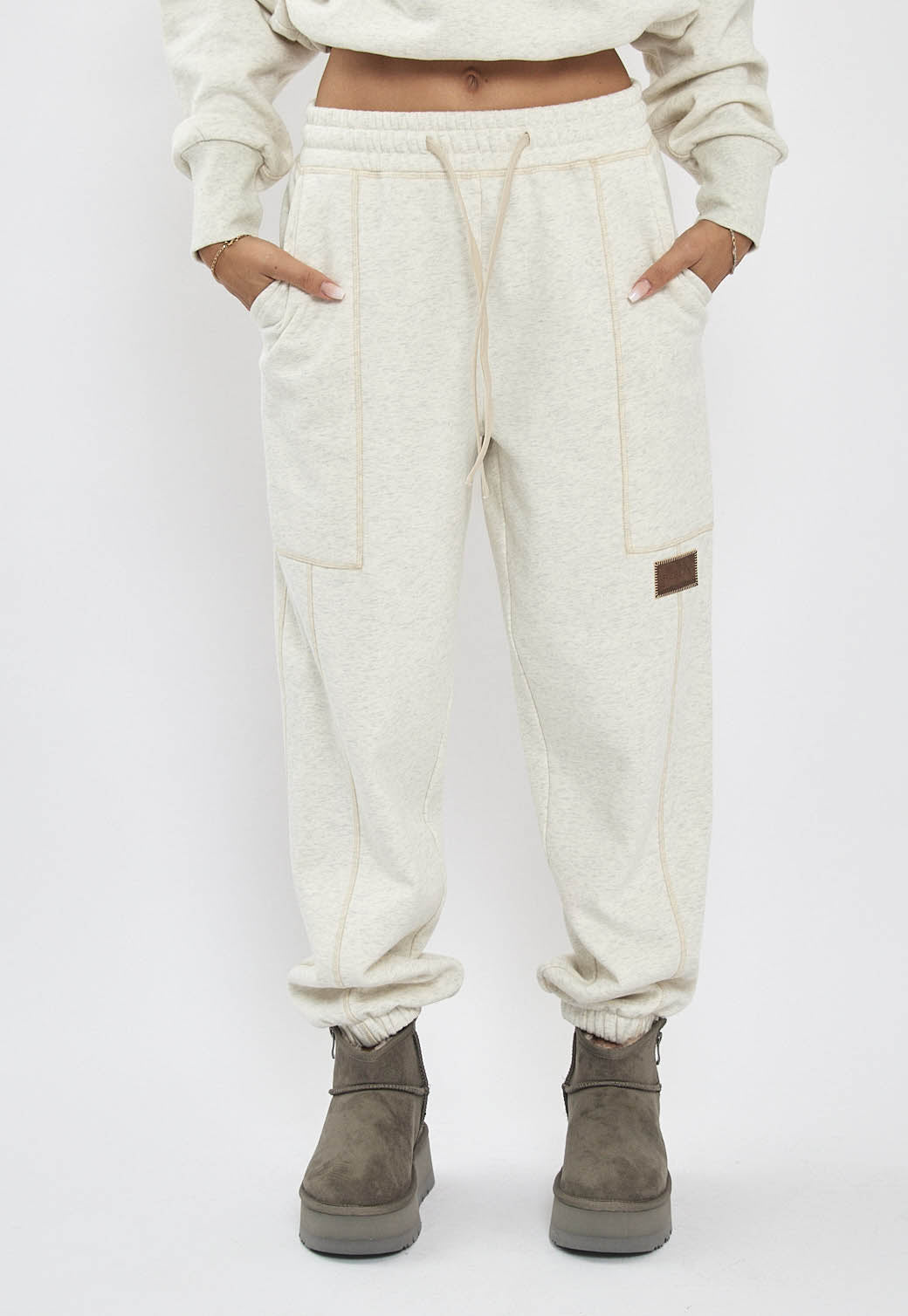 מכנסי טרנינג לנשים בצבע קרם עם לוגו