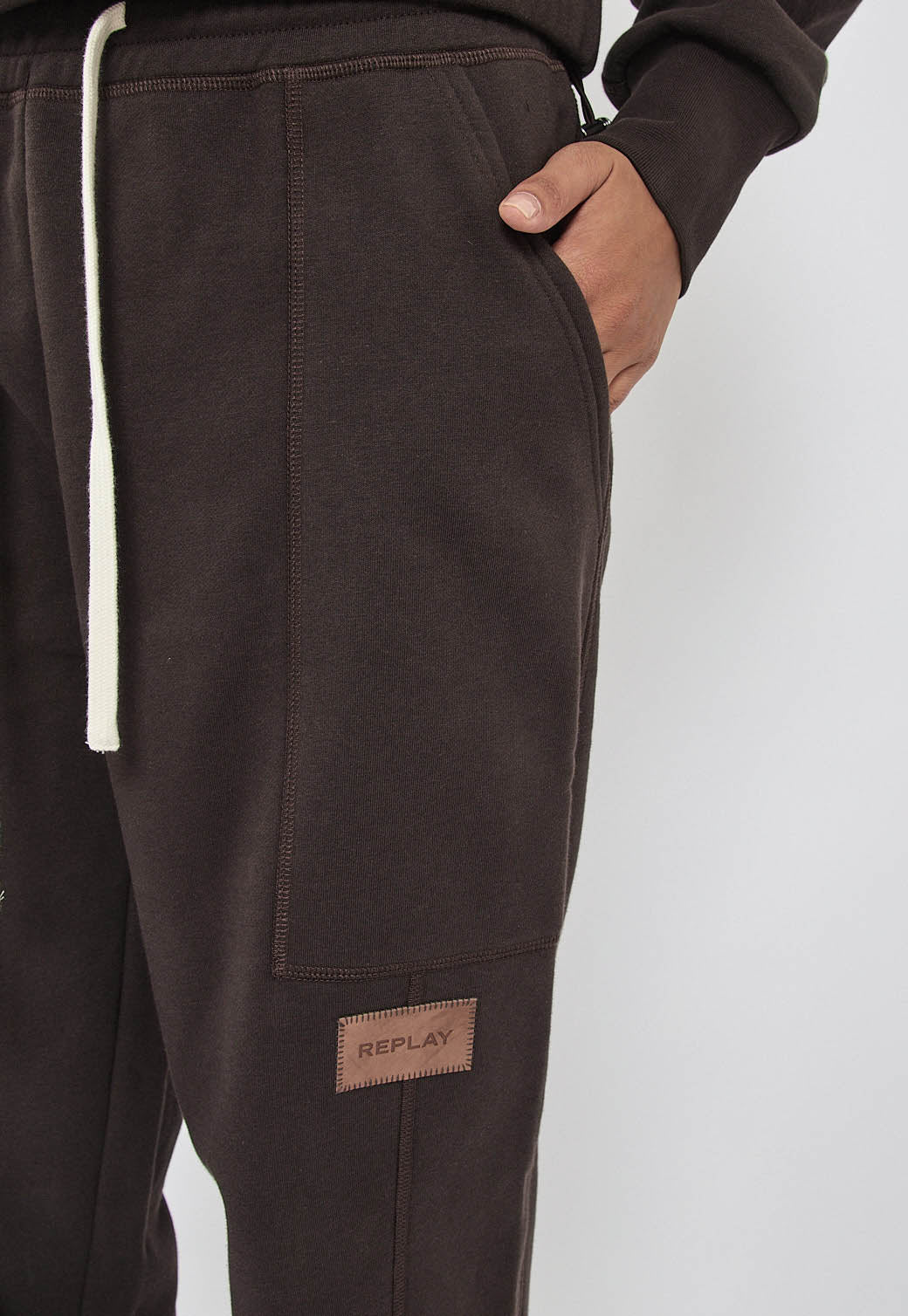 מכנסי אינטרלוק לנשים בצבע חום כהה עם לוגו