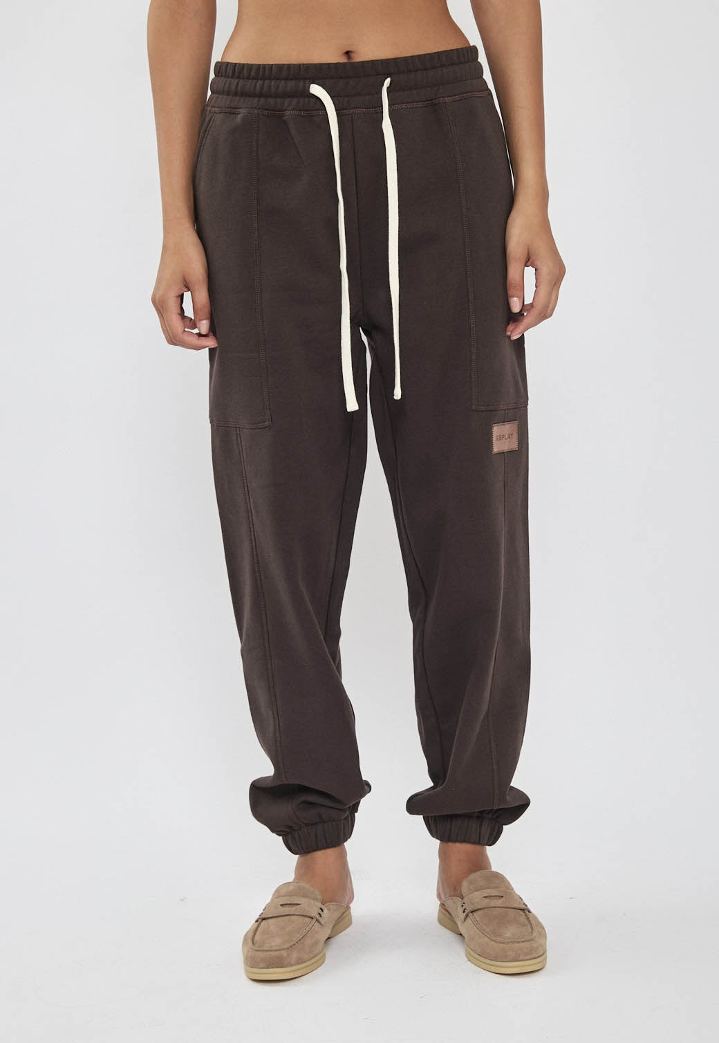 מכנסי אינטרלוק לנשים בצבע חום כהה עם לוגו