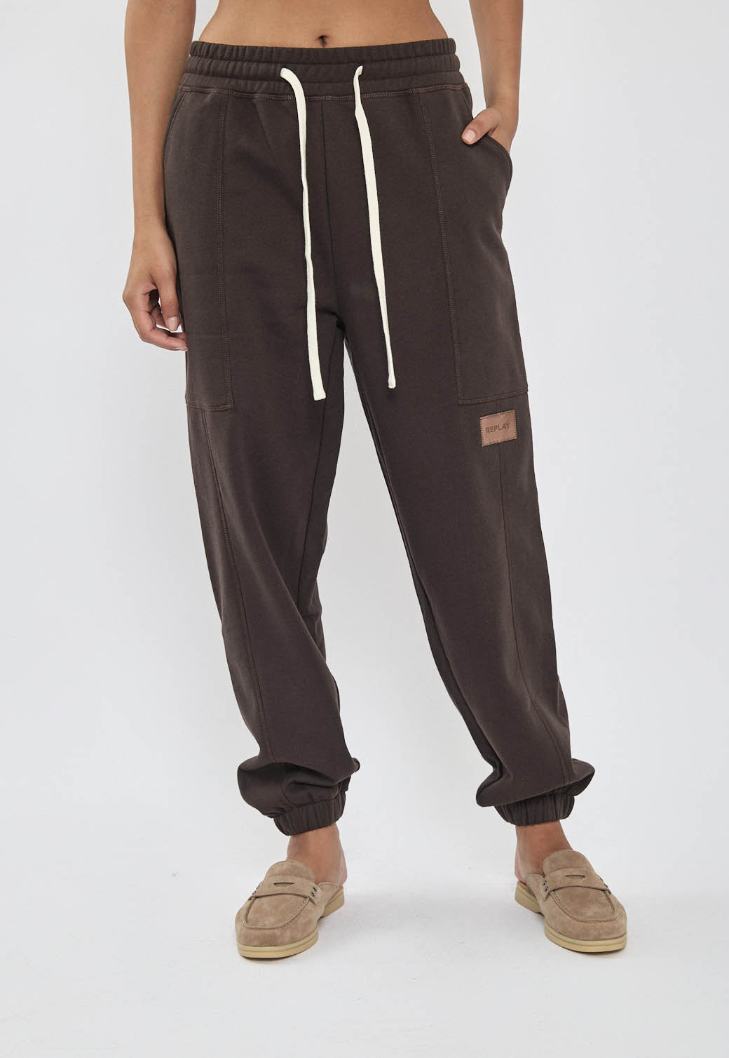 מכנסי אינטרלוק לנשים בצבע חום כהה עם לוגו