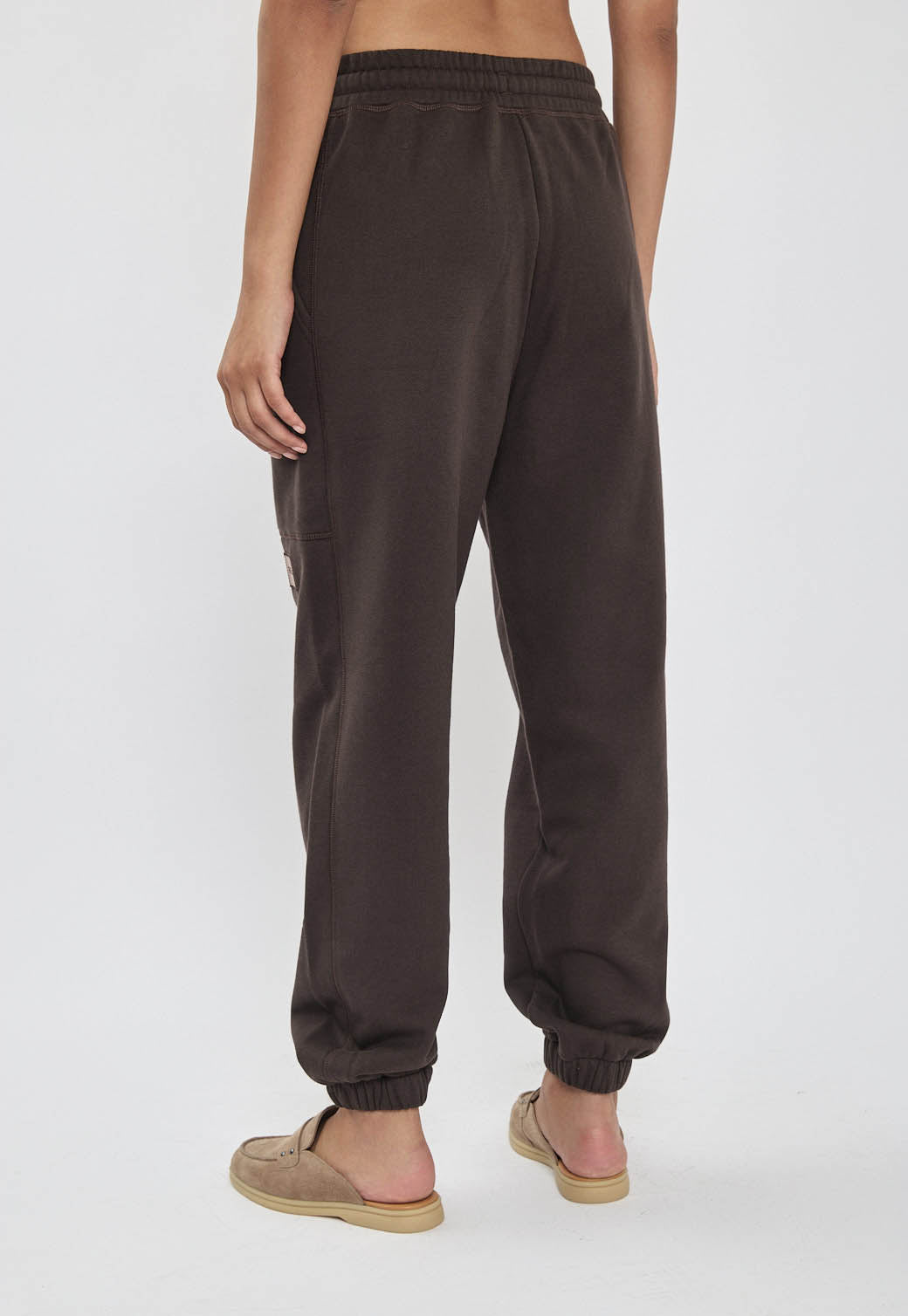 מכנסי אינטרלוק לנשים בצבע חום כהה עם לוגו