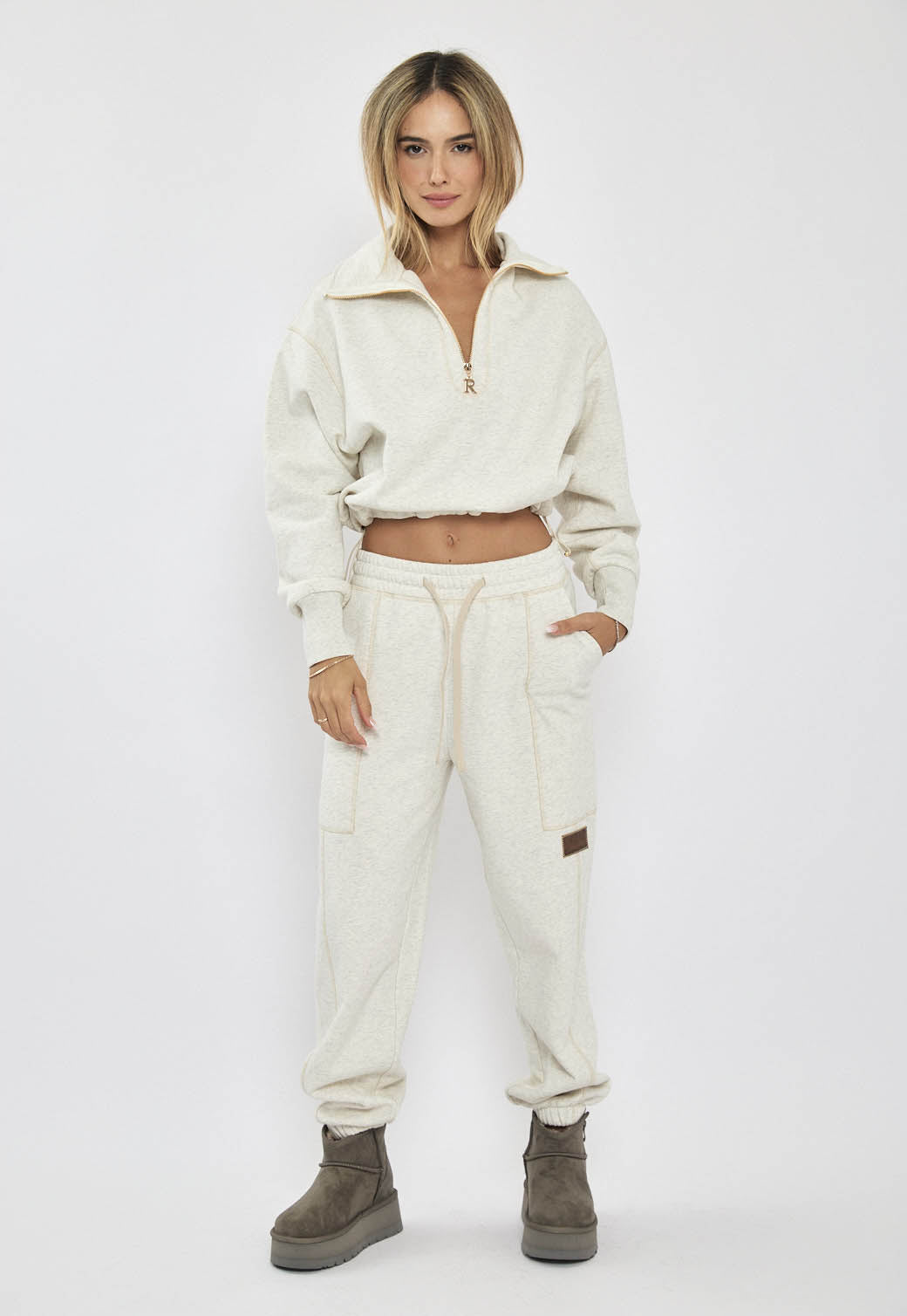 ג'קט קרופ ארוכה לנשים בצבע קרם עם רוכסן ולוגו