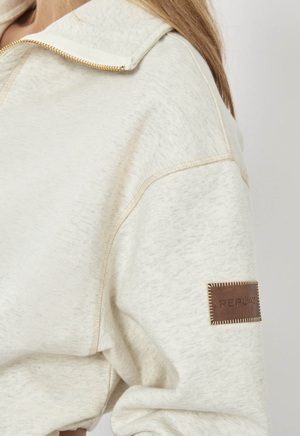 ג'קט קרופ ארוכה לנשים בצבע קרם עם רוכסן ולוגו