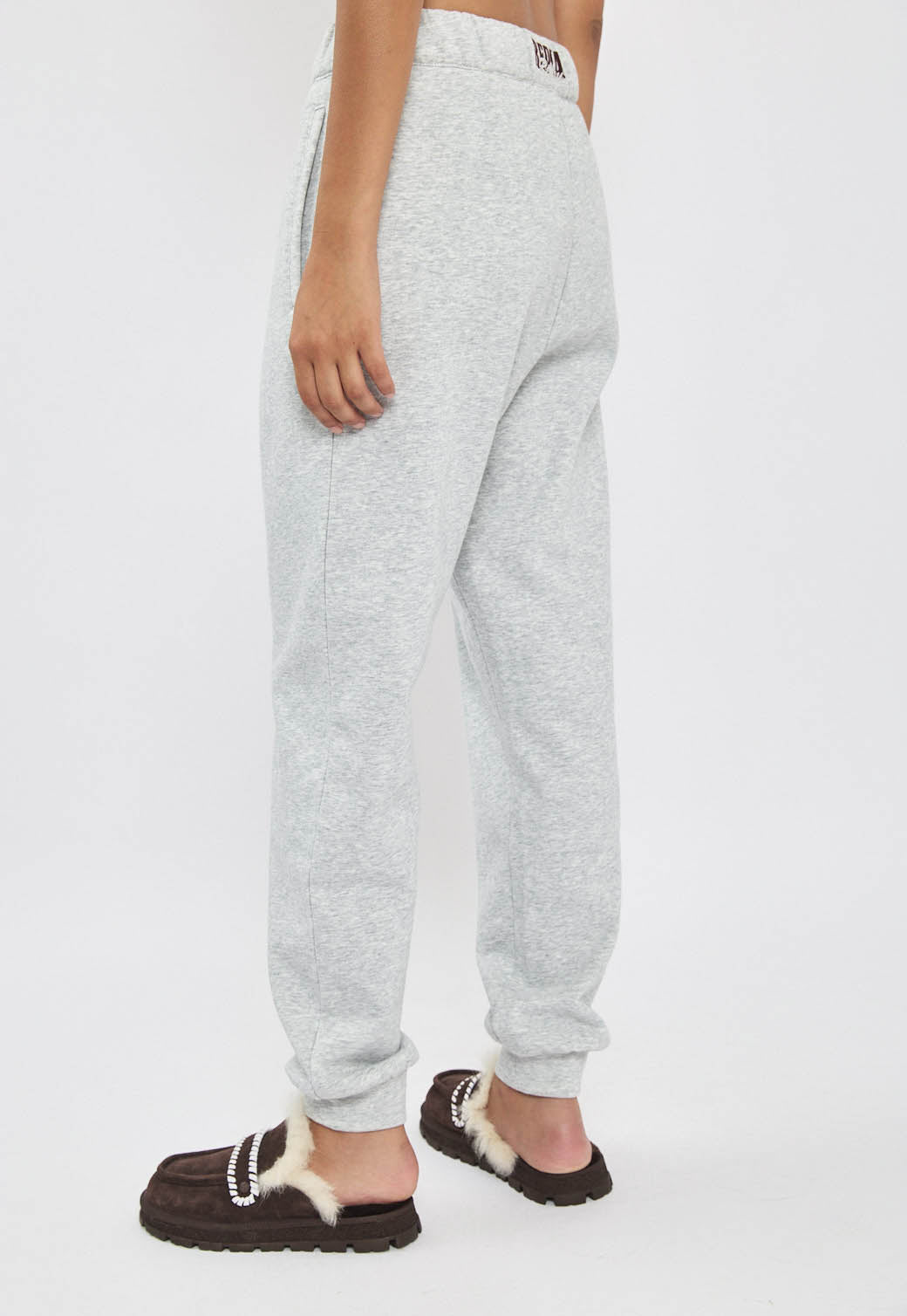 מכנסי טרנינג לנשים בצבע אפור מלנג’ עם שרוך מותן