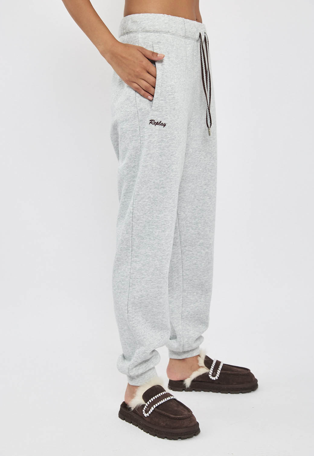 מכנסי טרנינג לנשים בצבע אפור מלנג’ עם שרוך מותן