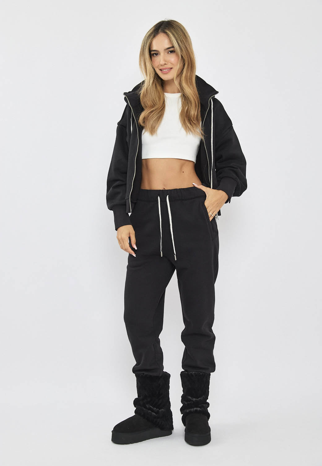 מכנסי טרנינג לנשים בצבע שחור עם לוגו רקום