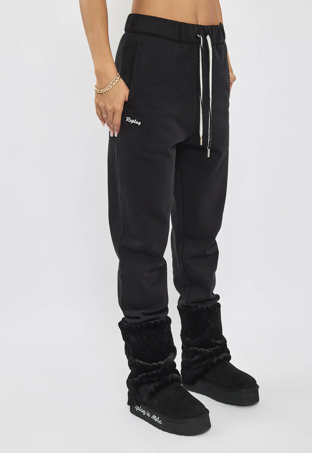 מכנסי טרנינג לנשים בצבע שחור עם לוגו רקום