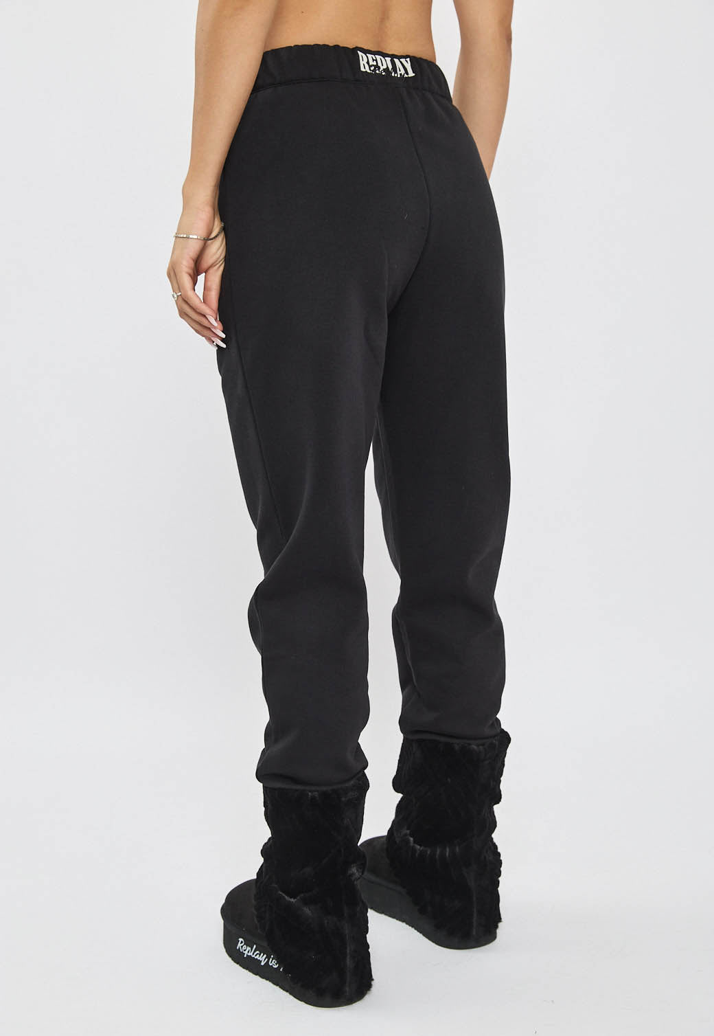 מכנסי טרנינג לנשים בצבע שחור עם לוגו רקום