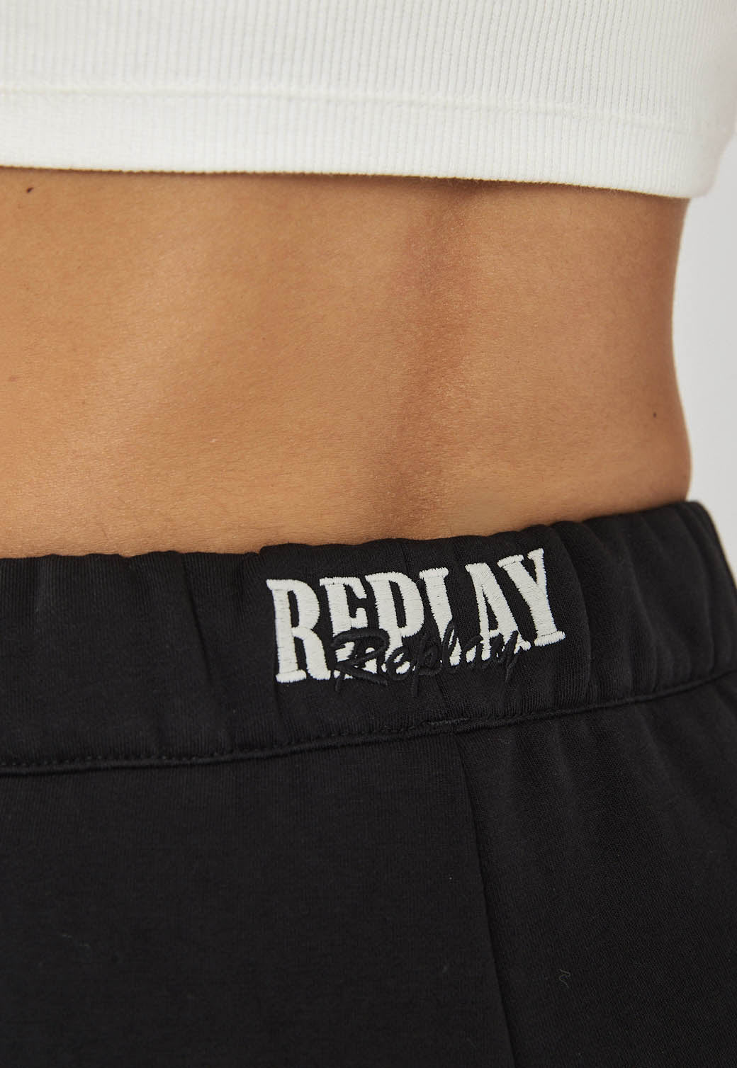 מכנסי טרנינג לנשים בצבע שחור עם לוגו רקום