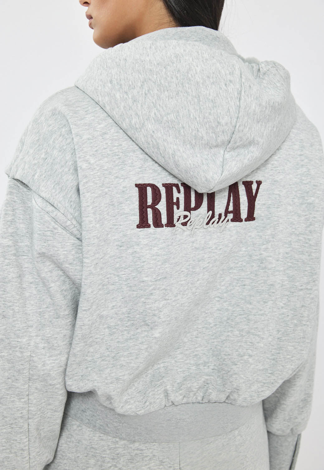 קפוצ’ון רוכסן לנשים בצבע אפור עם לוגו רקום בגב