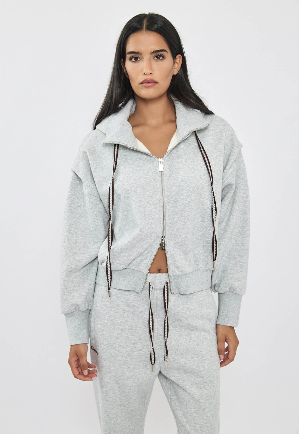 קפוצ’ון רוכסן לנשים בצבע אפור עם לוגו רקום בגב