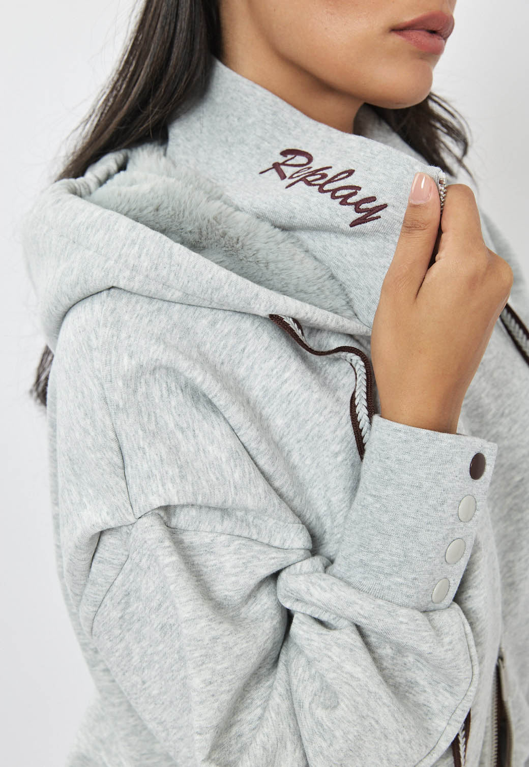 קפוצ’ון רוכסן לנשים בצבע אפור עם לוגו רקום בגב