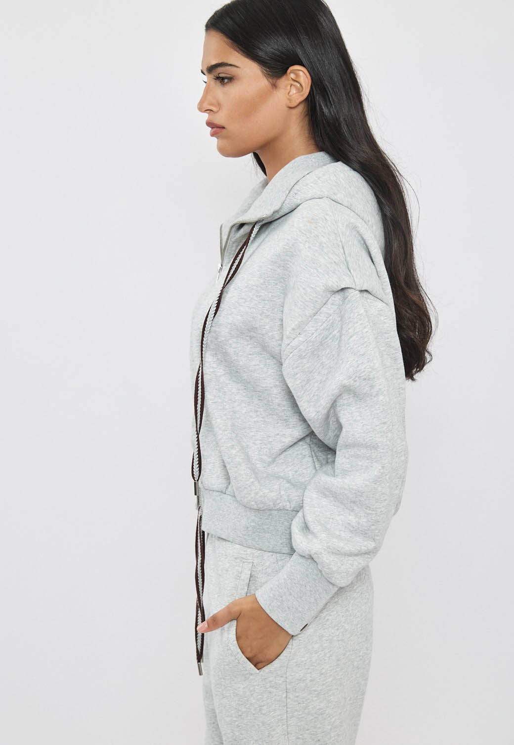 קפוצ’ון רוכסן לנשים בצבע אפור עם לוגו רקום בגב