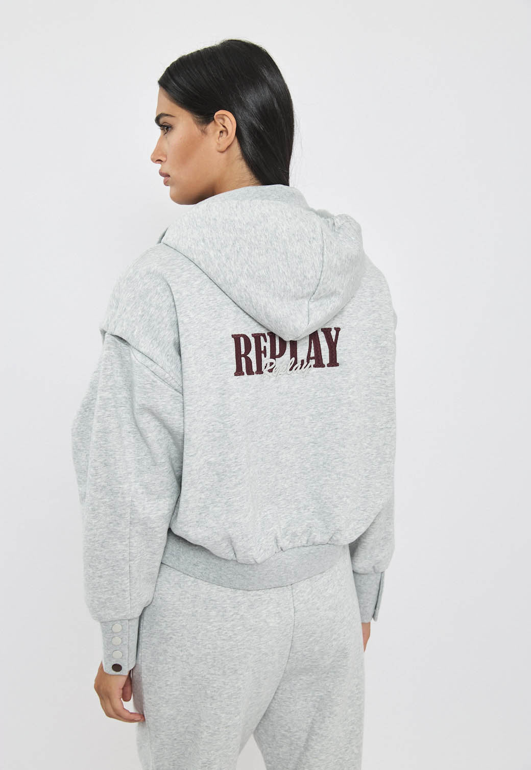 קפוצ’ון רוכסן לנשים בצבע אפור עם לוגו רקום בגב